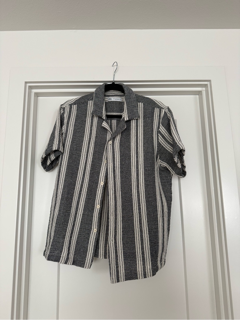 Zara Men's Gray & White Striped Short-Sleeve Button Shirt